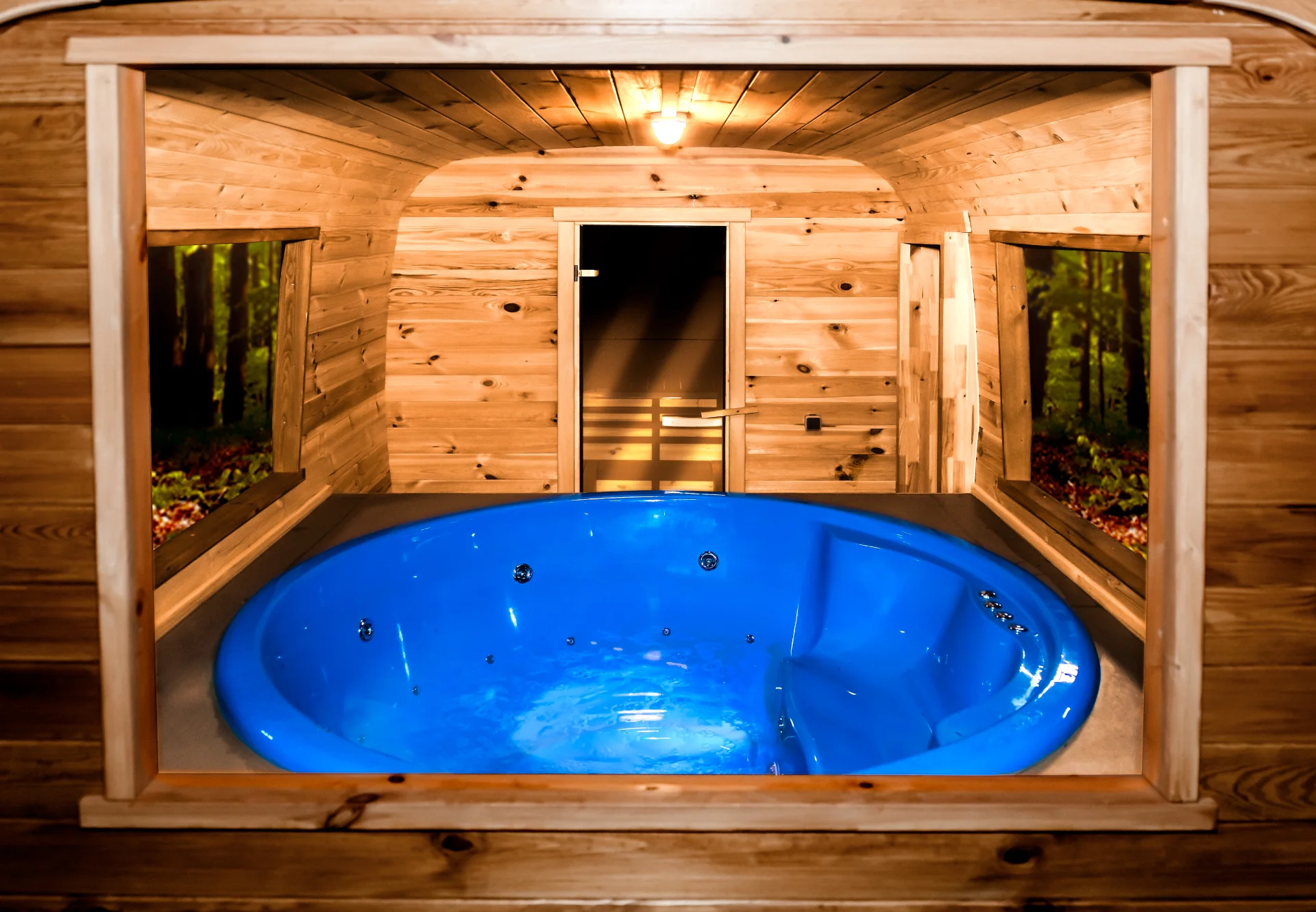 Der Jacuzzi im DE3 Saunawagen